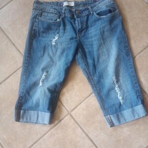 Vigold Lady Mid-Rise Distressed Jean Capri.